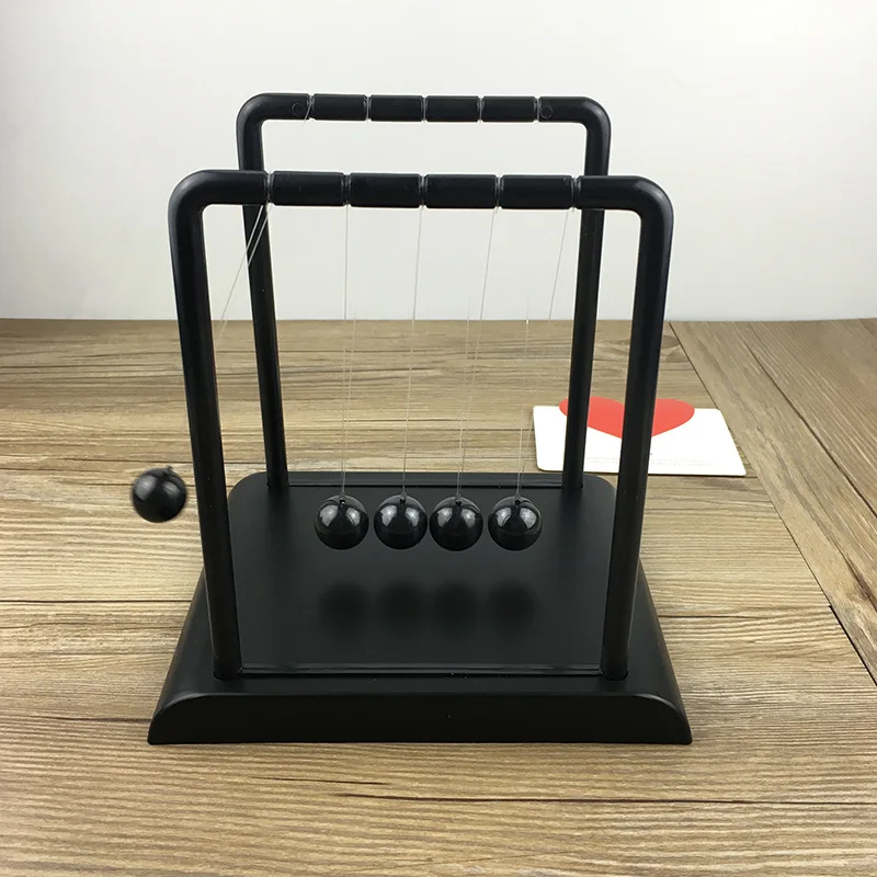 Pendolo di Newton nero Piscina - Newton Cradle Large recensione e prezzo