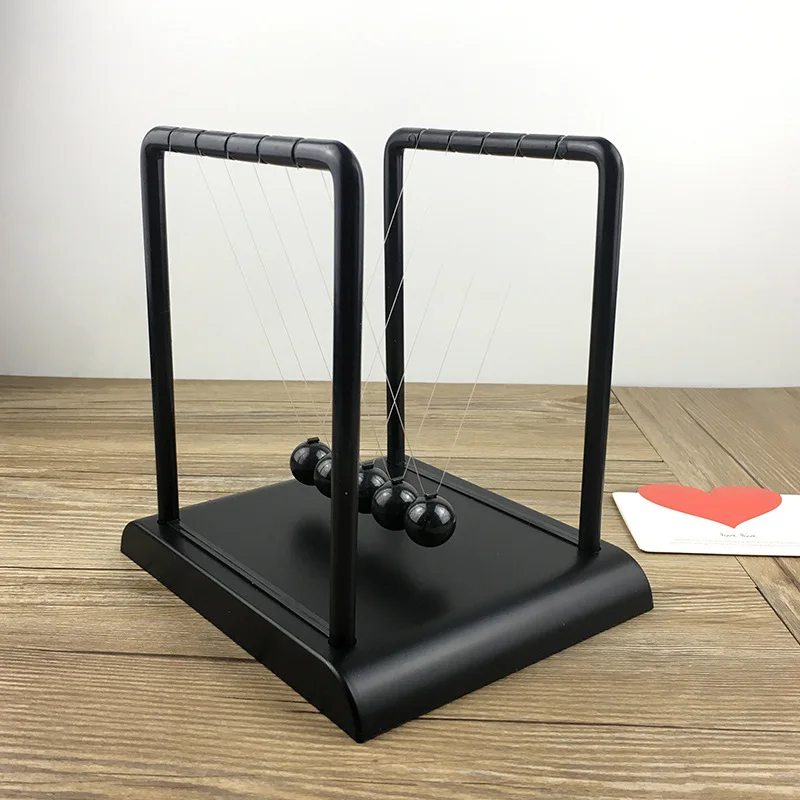 Pendolo di Newton nero Piscina - Newton Cradle Large recensione e prezzo